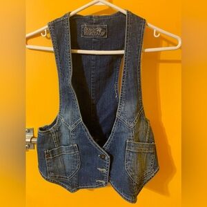 Cute jean vest. Very vintage. Great quality. Size medium but fits small.